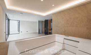 Instapklare gloednieuwe, aan de strandzijde gelegen, ultra-moderne designer-stijl villa te koop, Estepona Oost - Marbella 30720 