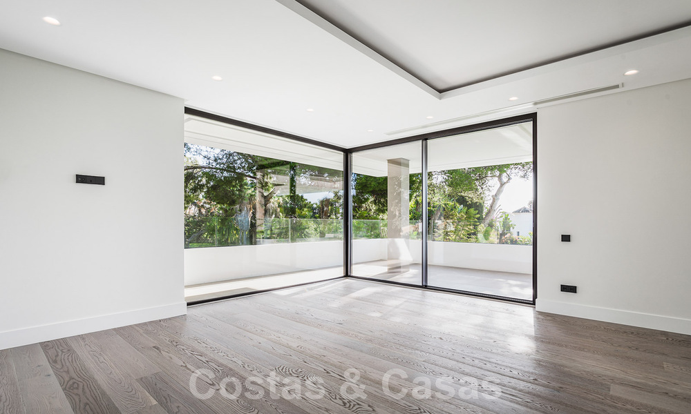 Instapklare gloednieuwe, aan de strandzijde gelegen, ultra-moderne designer-stijl villa te koop, Estepona Oost - Marbella 30721