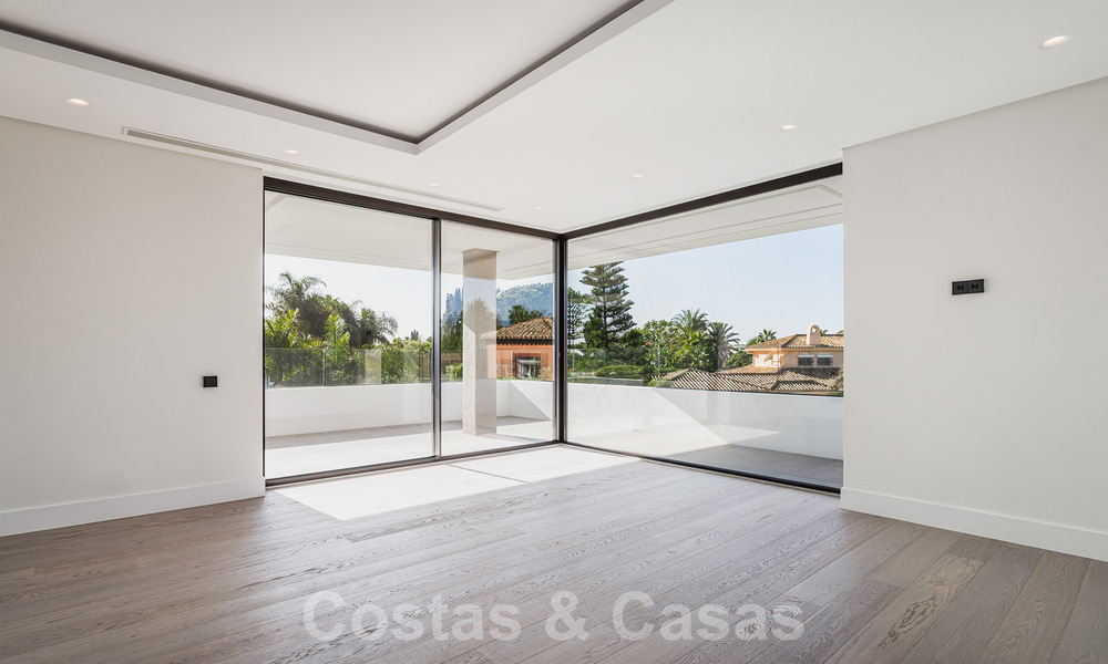 Instapklare gloednieuwe, aan de strandzijde gelegen, ultra-moderne designer-stijl villa te koop, Estepona Oost - Marbella 30729