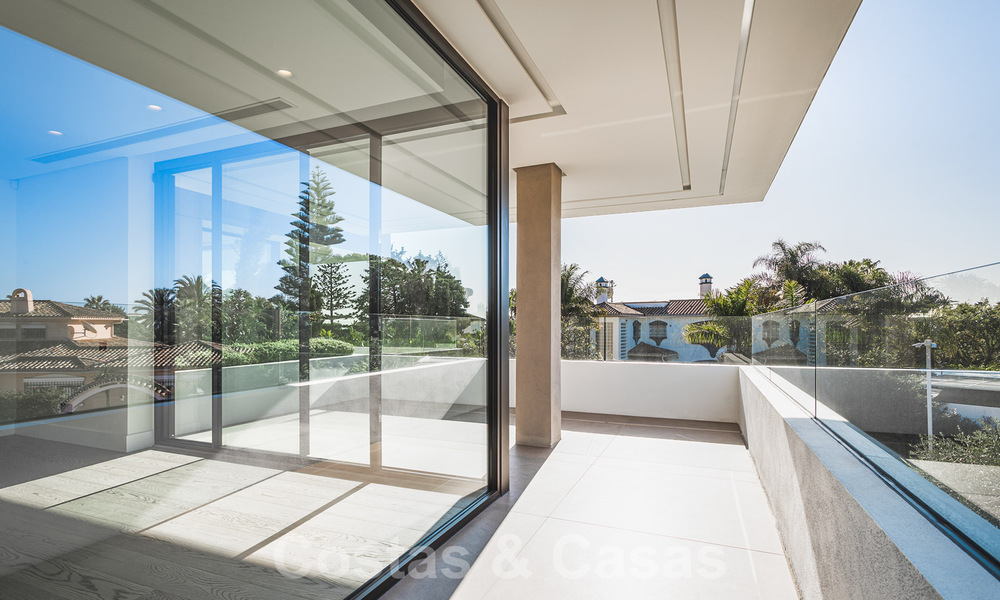 Instapklare gloednieuwe, aan de strandzijde gelegen, ultra-moderne designer-stijl villa te koop, Estepona Oost - Marbella 30730