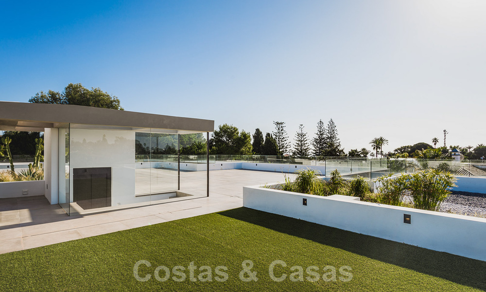 Instapklare gloednieuwe, aan de strandzijde gelegen, ultra-moderne designer-stijl villa te koop, Estepona Oost - Marbella 30734