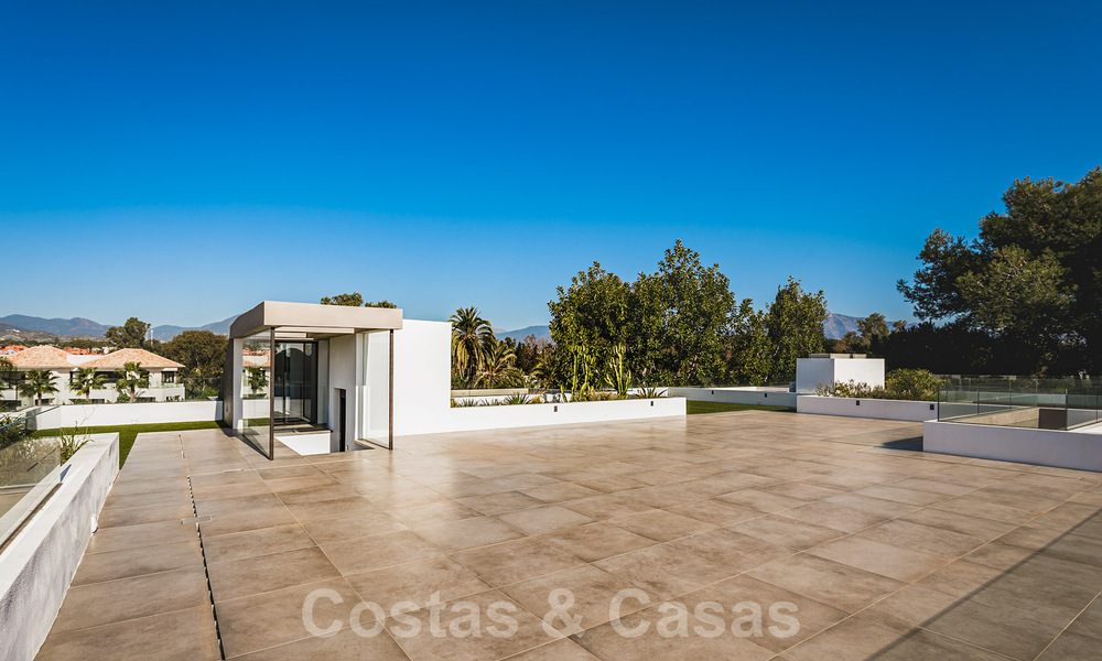 Instapklare gloednieuwe, aan de strandzijde gelegen, ultra-moderne designer-stijl villa te koop, Estepona Oost - Marbella 30736