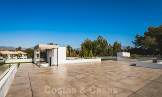 Instapklare gloednieuwe, aan de strandzijde gelegen, ultra-moderne designer-stijl villa te koop, Estepona Oost - Marbella 30736 