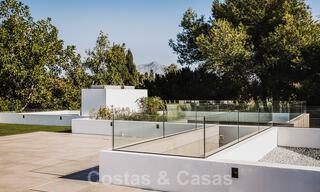 Instapklare gloednieuwe, aan de strandzijde gelegen, ultra-moderne designer-stijl villa te koop, Estepona Oost - Marbella 30738 