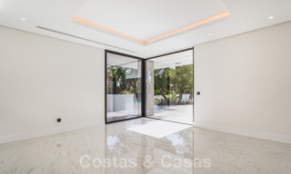 Instapklare gloednieuwe, aan de strandzijde gelegen, ultra-moderne designer-stijl villa te koop, Estepona Oost - Marbella 30739 