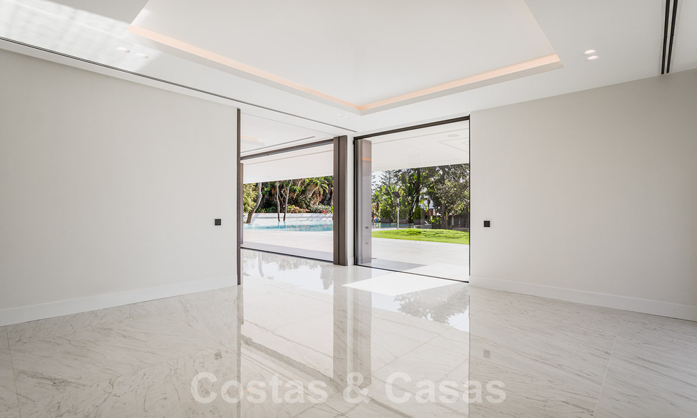 Instapklare gloednieuwe, aan de strandzijde gelegen, ultra-moderne designer-stijl villa te koop, Estepona Oost - Marbella 30745