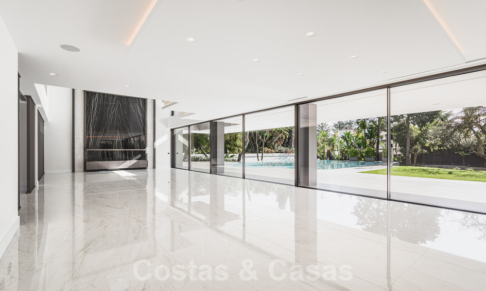 Instapklare gloednieuwe, aan de strandzijde gelegen, ultra-moderne designer-stijl villa te koop, Estepona Oost - Marbella 30746