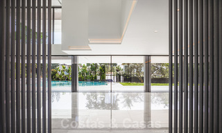 Instapklare gloednieuwe, aan de strandzijde gelegen, ultra-moderne designer-stijl villa te koop, Estepona Oost - Marbella 30747 