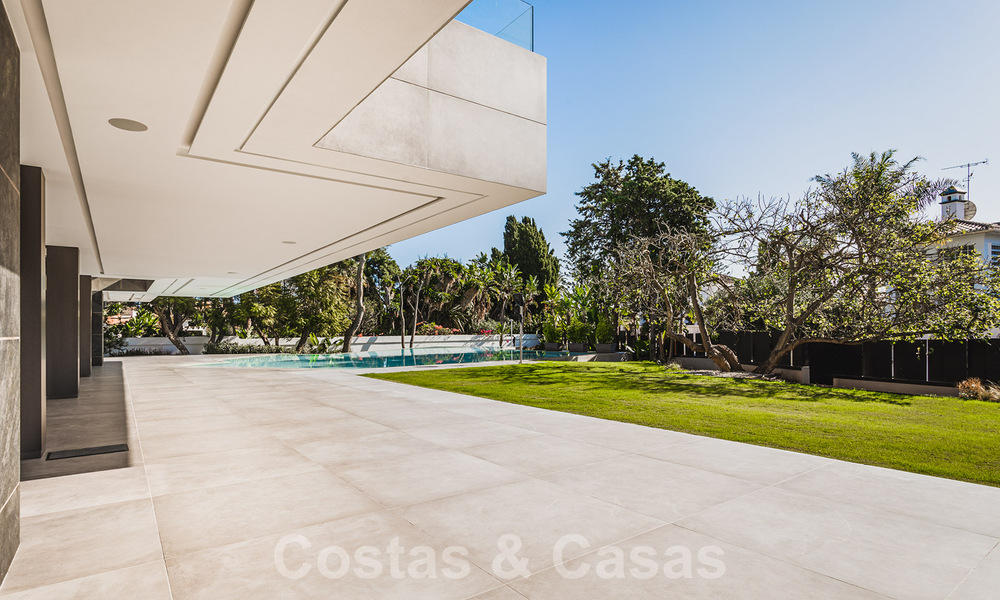 Instapklare gloednieuwe, aan de strandzijde gelegen, ultra-moderne designer-stijl villa te koop, Estepona Oost - Marbella 30749
