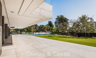 Instapklare gloednieuwe, aan de strandzijde gelegen, ultra-moderne designer-stijl villa te koop, Estepona Oost - Marbella 30749 