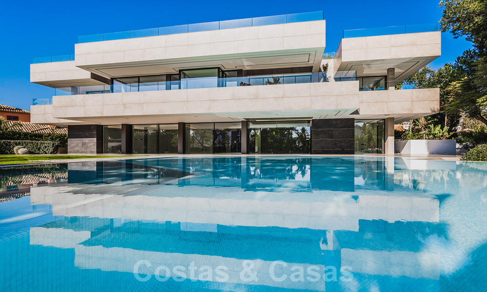 Instapklare gloednieuwe, aan de strandzijde gelegen, ultra-moderne designer-stijl villa te koop, Estepona Oost - Marbella 30752