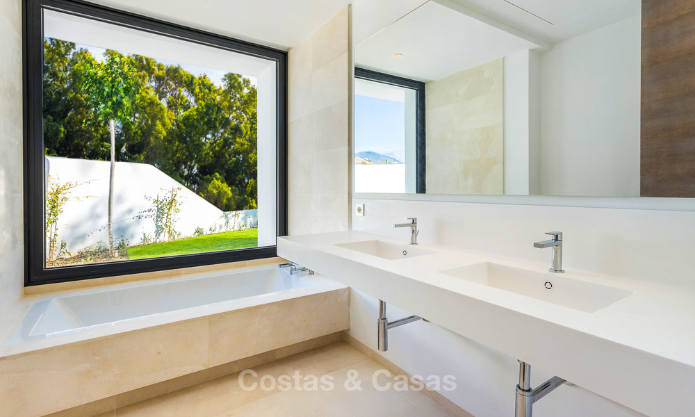 Ruime moderne luxe villa te koop nabij het strand en golf in Marbella - Estepona 4276