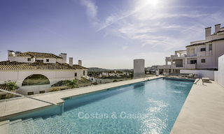 Luxe appartementen te koop in een exclusief complex in Nueva Andalucia - Marbella met panoramisch uitzicht over de golf en zee 18376 