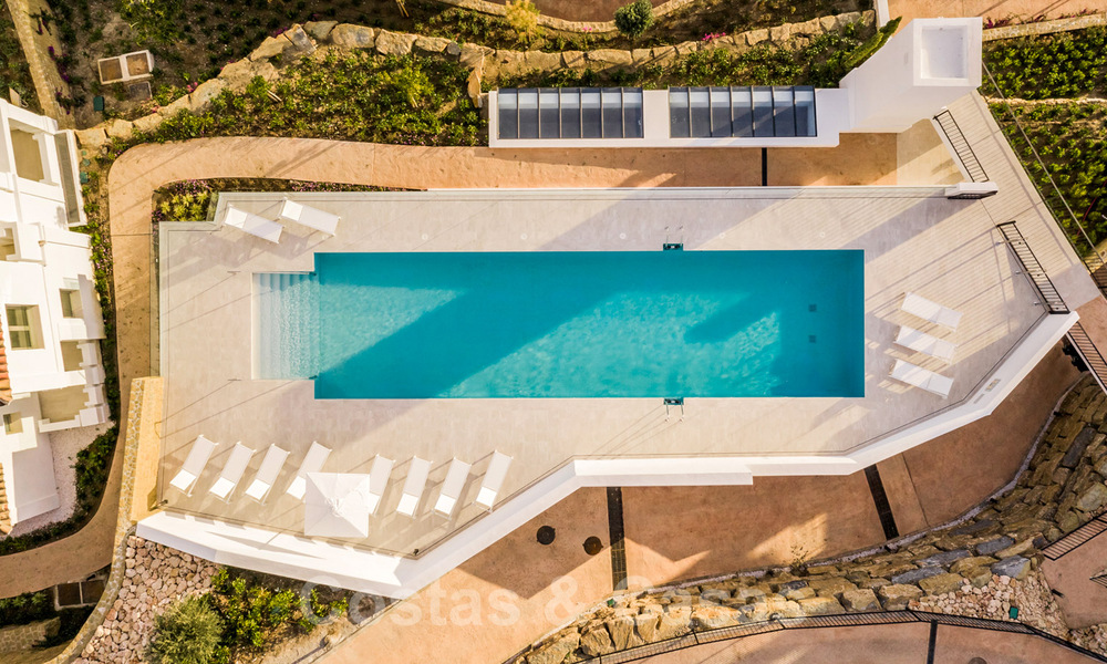 Luxe appartementen te koop in een exclusief complex in Nueva Andalucia - Marbella met panoramisch uitzicht over de golf en zee 31948