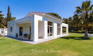 Moderne villa te koop nabij het strand en golf in Marbella - Estepona 4306 
