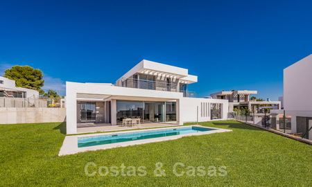 Laatste villa! Prachtige, moderne luxe villa's met zeezicht, te koop in een nieuw complex tussen Marbella en Estepona 32043