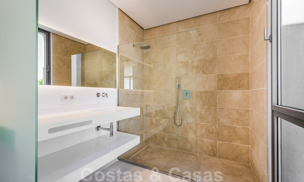 Laatste villa! Prachtige, moderne luxe villa's met zeezicht, te koop in een nieuw complex tussen Marbella en Estepona 32044