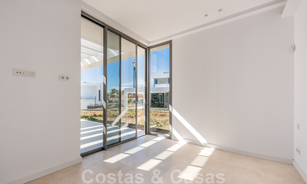 Laatste villa! Prachtige, moderne luxe villa's met zeezicht, te koop in een nieuw complex tussen Marbella en Estepona 32051