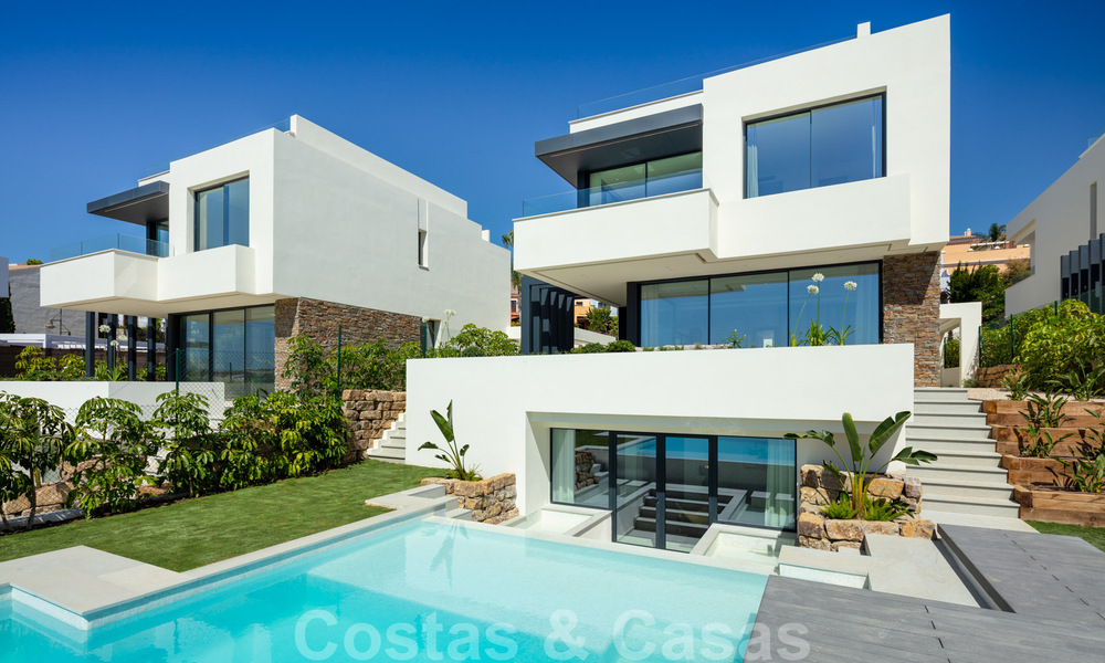 Instapklare nieuwe moderne luxe villa´s te koop in een boetiekcomplex aan de golfbaan op de New Golden Mile, Marbella - Estepona 32940