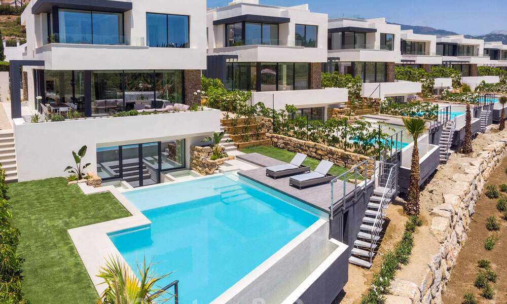 Instapklare nieuwe moderne luxe villa´s te koop in een boetiekcomplex aan de golfbaan op de New Golden Mile, Marbella - Estepona 32949