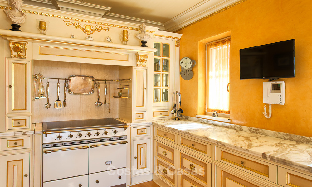 High-end klassieke stijl luxe villa met uitzicht op zee te koop op de Golden Mile, Marbella 4593
