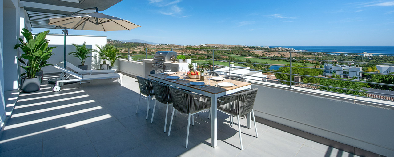 Instapklaar, gloednieuw, modern appartement te koop op bovenste verdieping in golfurbanisatie vlak bij Estepona stad