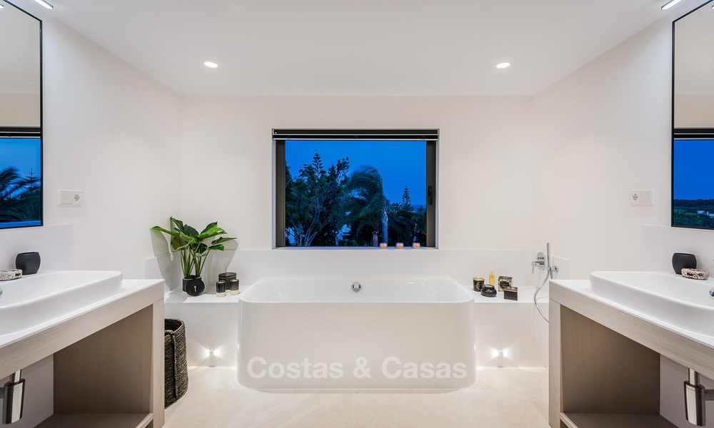 Gerenoveerde luxe villa in Andalusische stijl met zeezicht te koop, dichtbij strand, Elviria, Oost Marbella 4823