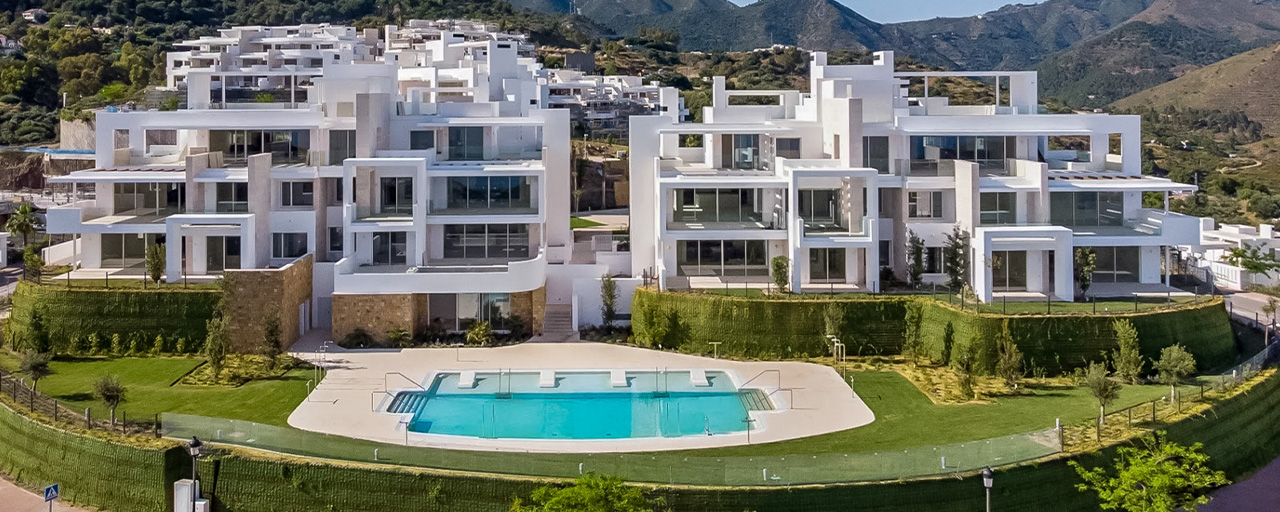 Luxueus, hedendaags tuinappartement met zeezicht te koop in een boutiquecomplex nabij Marbella stad