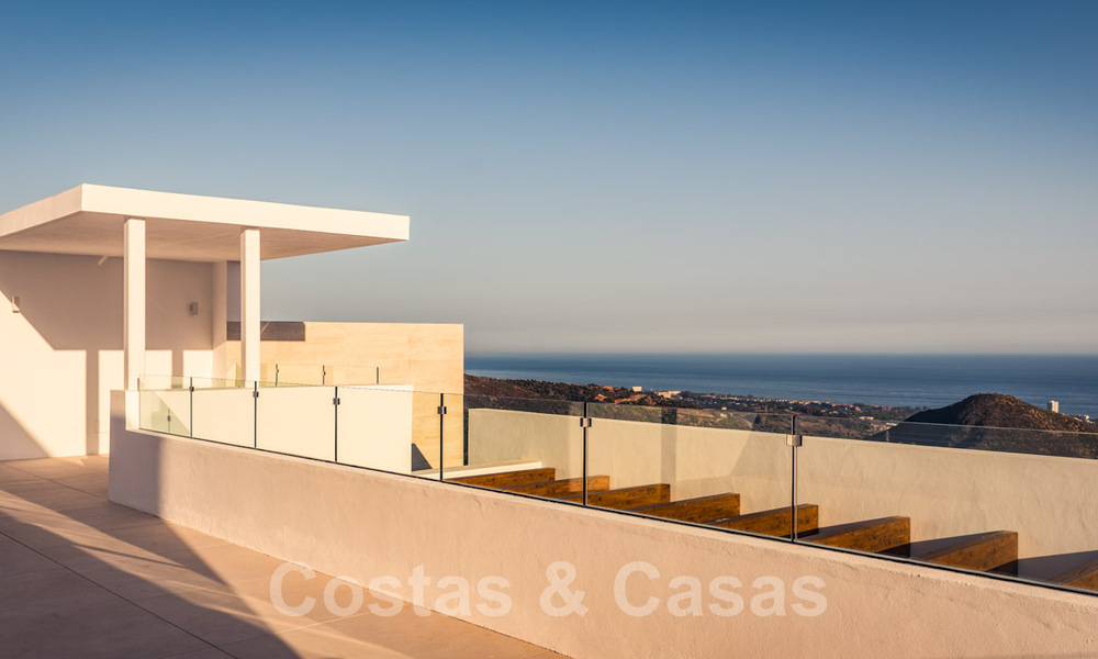 Modern-eigentijdse luxe appartementen met adembenemende zeezichten te koop, op korte rijafstand van het centrum van Marbella. Instapklaar. Laatste 3 penthouses. 38310