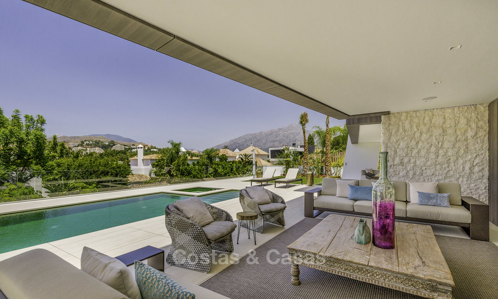 Indrukwekkende luxe villa in moderne stijl te koop in Nueva Andalucía, Marbella. Instapklaar, inclusief kwaliteitsmeubilair. 15334