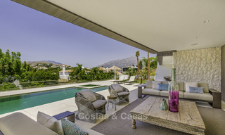 Indrukwekkende luxe villa in moderne stijl te koop in Nueva Andalucía, Marbella. Instapklaar, inclusief kwaliteitsmeubilair. 15334 