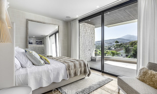 Indrukwekkende luxe villa in moderne stijl te koop in Nueva Andalucía, Marbella. Instapklaar, inclusief kwaliteitsmeubilair. 15570 