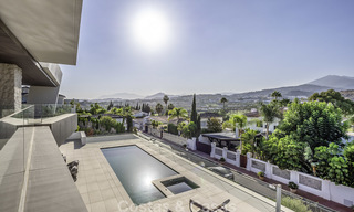 Indrukwekkende luxe villa in moderne stijl te koop in Nueva Andalucía, Marbella. Instapklaar, inclusief kwaliteitsmeubilair. 15576 