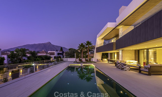 Indrukwekkende luxe villa in moderne stijl te koop in Nueva Andalucía, Marbella. Instapklaar, inclusief kwaliteitsmeubilair. 15590 