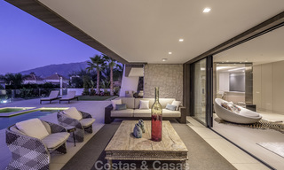 Indrukwekkende luxe villa in moderne stijl te koop in Nueva Andalucía, Marbella. Instapklaar, inclusief kwaliteitsmeubilair. 15591 