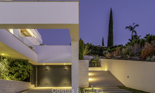 Indrukwekkende luxe villa in moderne stijl te koop in Nueva Andalucía, Marbella. Instapklaar, inclusief kwaliteitsmeubilair. 15595 
