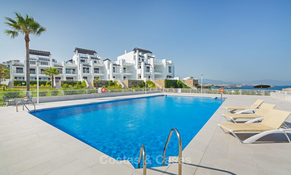 Gerenoveerde eerstelijns strand appartementen te koop, Instapklaar, Casares, Costa del Sol 5340