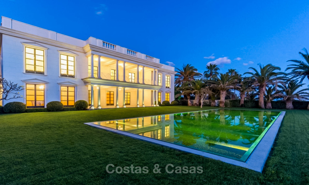 Prestigieuze en vorstelijke eerstelijnstrand villa te koop, in klassieke stijl, tussen Marbella en Estepona 5466