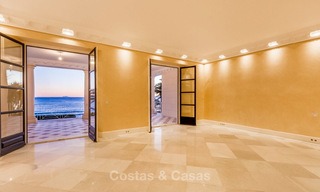 Prestigieuze en vorstelijke eerstelijnstrand villa te koop, in klassieke stijl, tussen Marbella en Estepona 5470 
