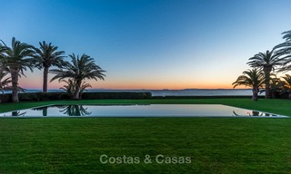 Prestigieuze en vorstelijke eerstelijnstrand villa te koop, in klassieke stijl, tussen Marbella en Estepona 5474 