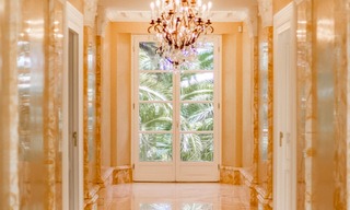 Prestigieuze en vorstelijke eerstelijnstrand villa te koop, in klassieke stijl, tussen Marbella en Estepona 5478 