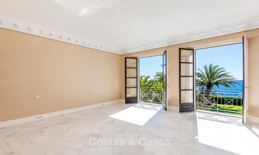 Prestigieuze en vorstelijke eerstelijnstrand villa te koop, in klassieke stijl, tussen Marbella en Estepona 5490