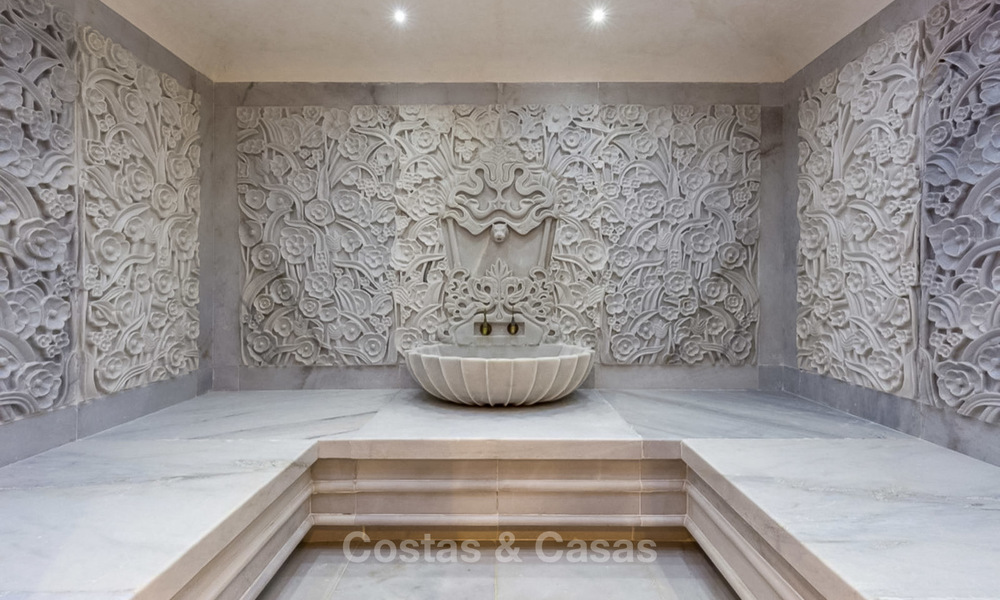 Prestigieuze en vorstelijke eerstelijnstrand villa te koop, in klassieke stijl, tussen Marbella en Estepona 5492