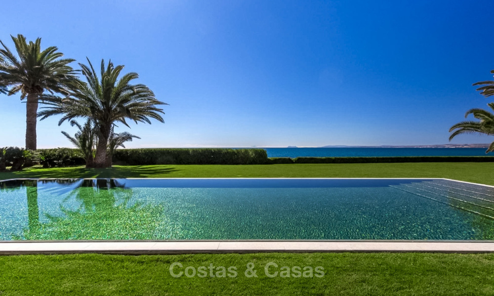 Prestigieuze en vorstelijke eerstelijnstrand villa te koop, in klassieke stijl, tussen Marbella en Estepona 5496