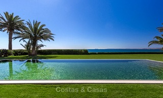 Prestigieuze en vorstelijke eerstelijnstrand villa te koop, in klassieke stijl, tussen Marbella en Estepona 5496 