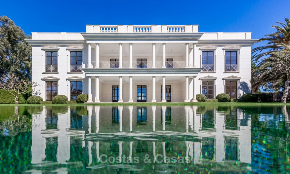 Prestigieuze en vorstelijke eerstelijnstrand villa te koop, in klassieke stijl, tussen Marbella en Estepona 5497