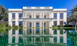 Prestigieuze en vorstelijke eerstelijnstrand villa te koop, in klassieke stijl, tussen Marbella en Estepona 5497 