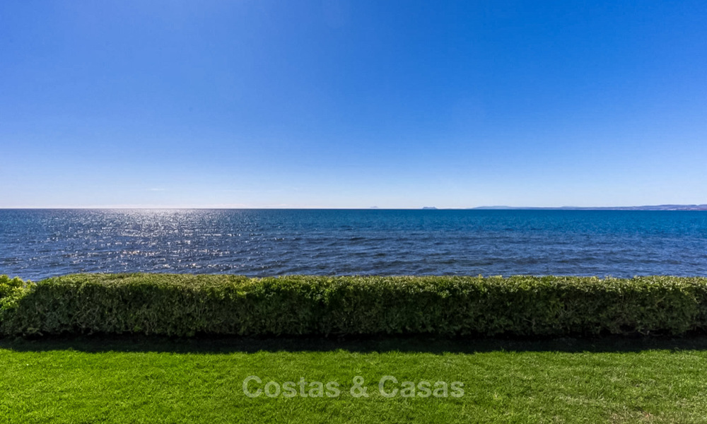 Prestigieuze en vorstelijke eerstelijnstrand villa te koop, in klassieke stijl, tussen Marbella en Estepona 5499