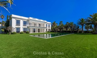 Prestigieuze en vorstelijke eerstelijnstrand villa te koop, in klassieke stijl, tussen Marbella en Estepona 5501 