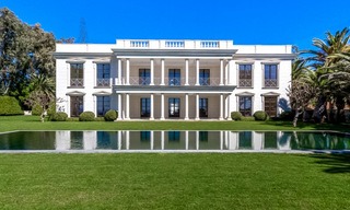 Prestigieuze en vorstelijke eerstelijnstrand villa te koop, in klassieke stijl, tussen Marbella en Estepona 5502 